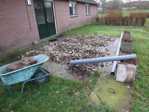 grint even tijdelijk achter het toiletgebouw gelegd