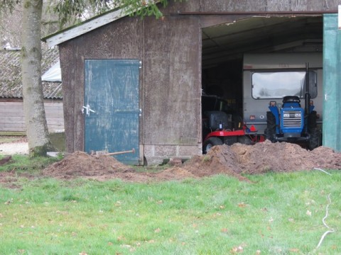 uitstort voor chemischtoilet komt links achterin schuur